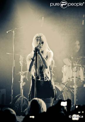 Taylor Momsen et The Pretty Reckless lors de leur concert à la Maroquinerie le 9 décembre 2010