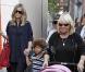 Heidi Klum et Seal profitent de leur enfants Leni, Henry et Lou au Grove pour un déjeuner et une glace en compagnie de la mère d'Heidi, Erna, et d'une nounou à Los Angeles le 11 décembre 2010 