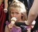 Heidi Klum et Seal profitent de leur enfants Leni, Henry et Lou au Grove pour un déjeuner et une glace en compagnie de la mère d'Heidi, Erna, et d'une nounou à Los Angeles le 11 décembre 2010 