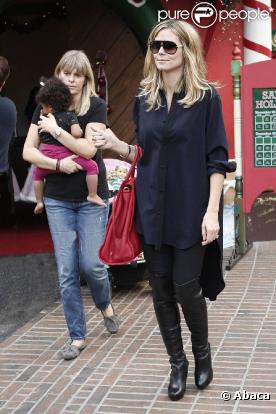 Heidi Klum et Seal profitent de leur enfants Leni, Henry et Lou au Grove pour un déjeuner et une glace en compagnie de la mère d'Heidi, Erna, et d'une nounou à Los Angeles le 11 décembre 2010