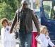  Heidi Klum, Seal et leurs enfants Leni, Henry, Johan et Lou font du shopping dans Los Angeles avant que les petits ne se rendent au karaté le 11 décembre à Los Angeles 