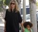  Heidi Klum, Seal et leurs enfants Leni, Henry, Johan et Lou font du shopping dans Los Angeles avant que les petits ne se rendent au karaté le 11 décembre à Los Angeles 