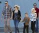 Reese Witherspoon, ses enfants Ava et Deacon, ainsi que son ami Jim Toth sortent d'une église de Santa Monica à Los Angeles après la messe le 12 décembre 2010