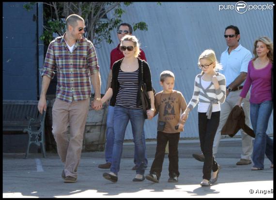 Reese Witherspoon, ses enfants Ava et Deacon, ainsi que son ami Jim Toth sortent d'une église de Santa Monica à Los Angeles après la messe le 12 décembre 2010