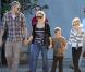 Reese Witherspoon, ses enfants Ava et Deacon, ainsi que son ami Jim Toth sortent d'une église de Santa Monica à Los Angeles après la messe le 12 décembre 2010