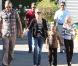 Reese Witherspoon, ses enfants Ava et Deacon, ainsi que son ami Jim Toth sortent d'une église de Santa Monica à Los Angeles après la messe le 12 décembre 2010
