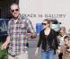 Reese Witherspoon, ses enfants Ava et Deacon, ainsi que son ami Jim Toth sortent d'une église de Santa Monica à Los Angeles après la messe le 12 décembre 2010