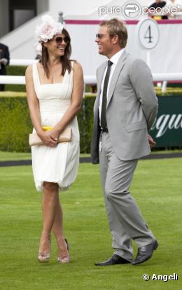 Selon la presse anglaise, Elizabeth Hurley aurait une aventure avec l'ancien joueur de cricket australien Shane Warne. Ils se sot rencontrés aux courses Goodwood le 27 juillet 2010