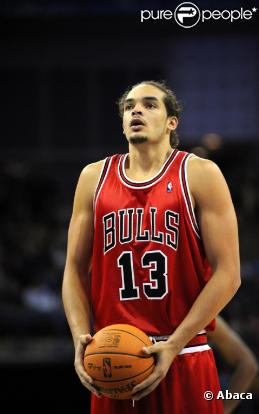 Joakim Noah sera absent des terrains de NBA pendant deux mois suite à une opération du pouce qui a lieu ce jeudi 16 décembre.