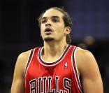 Joakim Noah sera absent des terrains de NBA pendant deux mois suite à une opération du pouce qui a lieu ce jeudi 16 décembre.