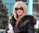 Goldie Hawn ne quitte plus sa bouteille d\'eau en vacances à Aspen, le 21 décembre 2010.