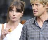 Carla Bruni et Owen Wilson, en tournage, se donnent la réplique dans le nouveau film de Woody Allen,  Minuit à Paris .  