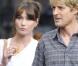  Carla Bruni et Owen Wilson, en tournage, se donnent la réplique dans le nouveau film de Woody Allen,  Minuit à Paris .  