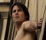 Tom cruise en pleine cascade de  Mission Impossible: ghost protocol   de Brad Bird, avec Tom Cruise et Jeremy Renner.  Sur nos écrans, le 21 décembre 2011!  
