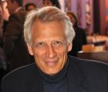 Dominique de Villepin au salon du livre à Paris, le 30 mars 2010. 