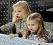 Letizia d'Espagne et Felipe, avec leur petites Leonor et Sofia, à Madrid, lors d'un match d'exhibition caritatif entre Rafael Nadal et Roger Federer. 22/12/2010