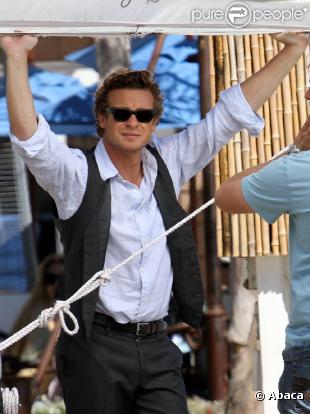 Simon Baker a négocié avec Warner Bros un contrat de 30 millions de dollars
