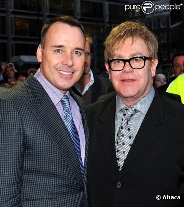 Elton John et son compagnon David Furnish posent lors de l'anniversaire de la cinquième année de succès de la comédie musicale Billy Elliot en mars 2010 à Londres 