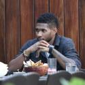 Usher hésite entre deux palaces... Lequel s'offrir ?