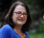 Josiane Balasko prêtera sa voix à l'un des personnages de  Tante Hilda .