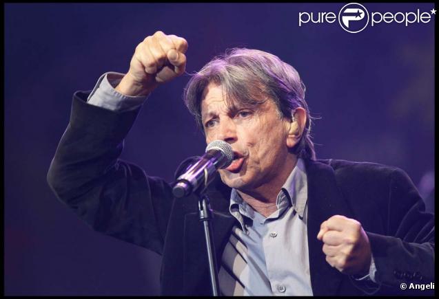 Hervé Vilard chante pendant le meeting pour la fraternité de Ségolène Royal, le 27 septembre 2008