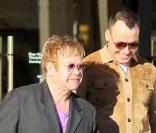 Elton John et David Furnish, à New York, le 24 décembre 2010