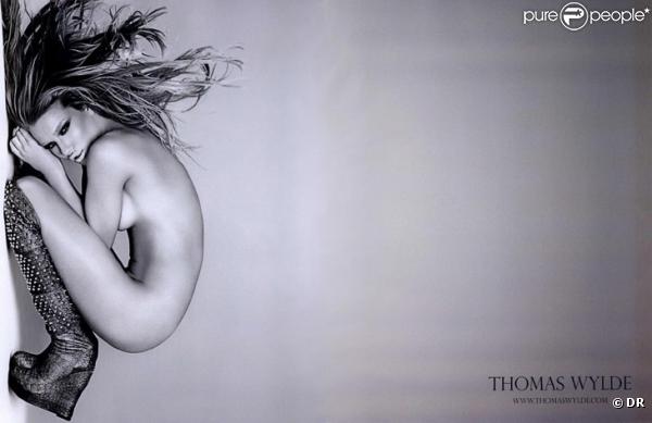 Rosie-Huntington Whiteley pose pour la nouvelle campagne Thomas Wylde.