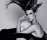 Rosie-Huntington Whiteley pose pour la nouvelle campagne Thomas Wylde.