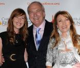 <div>L\'actrice Jane Seymour, entourée de sa fille, Katie Flynn et de son dernier époux, le réalisateur James Keach. Véritable modèle de famille recomposée!</div>