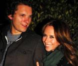 Jennifer Love Hewitt, heureuse aux bras de son petit-ami Alex Beh le 12 janvier 2011 à Los Angeles 