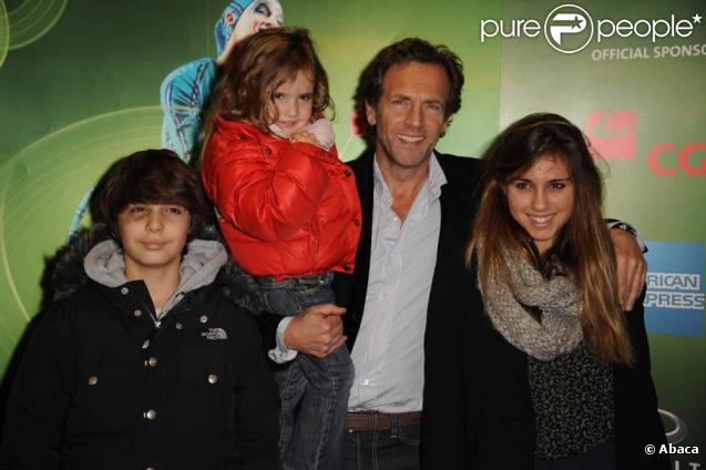 Stéphane Freiss et ses trois enfants à Bercy, pour assister au spectacle Saltimbanco, le 13 janvier 2011. 