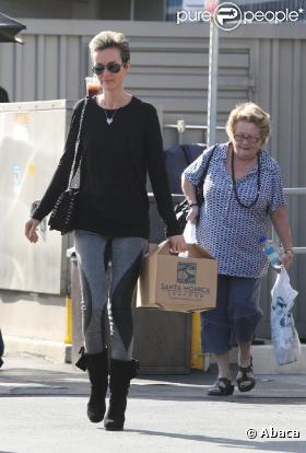 Laeticia Hallyday et sa grand-mère sont allées faire quelques courses à Santa Monica. Le 13 janvier 2011