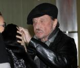 Johnny Hallyday, Laeticia, leurs filles Jade et Joy et leur nouveau chien Santos en partance pour L.A à l'aéroport de Roissy 