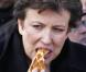 La ministre des Solidarités Roselyne Bachelot et le maire de Bordeaux Alain Juppé, ministre de la Défense, dégustent une part de galette des rois, le 22 janvier 2011 à Bordeaux.