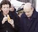 La ministre des Solidarités Roselyne Bachelot et le maire de Bordeaux Alain Juppé, ministre de la Défense, dégustent une part de galette des rois, le 22 janvier 2011 à Bordeaux.