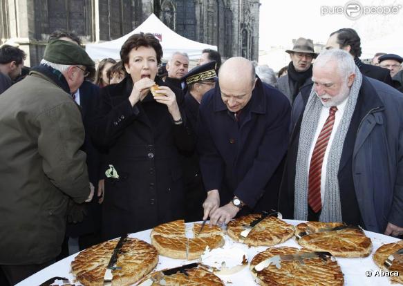La ministre des Solidarités Roselyne Bachelot et le maire de Bordeaux Alain Juppé, ministre de la Défense, dégustent une part de galette des rois, le 22 janvier 2011 à Bordeaux.