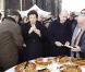 La ministre des Solidarités Roselyne Bachelot et le maire de Bordeaux Alain Juppé, ministre de la Défense, dégustent une part de galette des rois, le 22 janvier 2011 à Bordeaux.