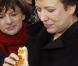 La ministre des Solidarités Roselyne Bachelot et le maire de Bordeaux Alain Juppé, ministre de la Défense, dégustent une part de galette des rois, le 22 janvier 2011 à Bordeaux.