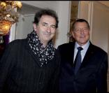 Jean-Claude Camus reçoit la croix de Commandeur de l'Ordre national du Mérite au pavillon Pavillon d'Armenonville, à Paris, le 24 janvier 2011 : avec François Morel. 