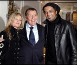 Jean-Claude Camus reçoit la croix de Commandeur de l'Ordre national du Mérite au pavillon Pavillon d'Armenonville, à Paris, le 24 janvier 2011 : avec Isabelle Camus et Yannick Noah 
