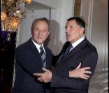 Jean-Claude Camus reçoit la croix de Commandeur de l\'Ordre national du Mérite au pavillon Pavillon d\'Armenonville, à Paris, le 24 janvier 2011 : avec Bertrand Delanoë<br />