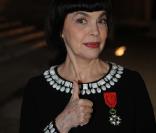 Mireille Mathieu, en famille, reçoit les insignes d\'Officier de la Légion d\'honneur des mains de Nicolas Sarkozy, à l\'Elysée, le 26 janvier 2010