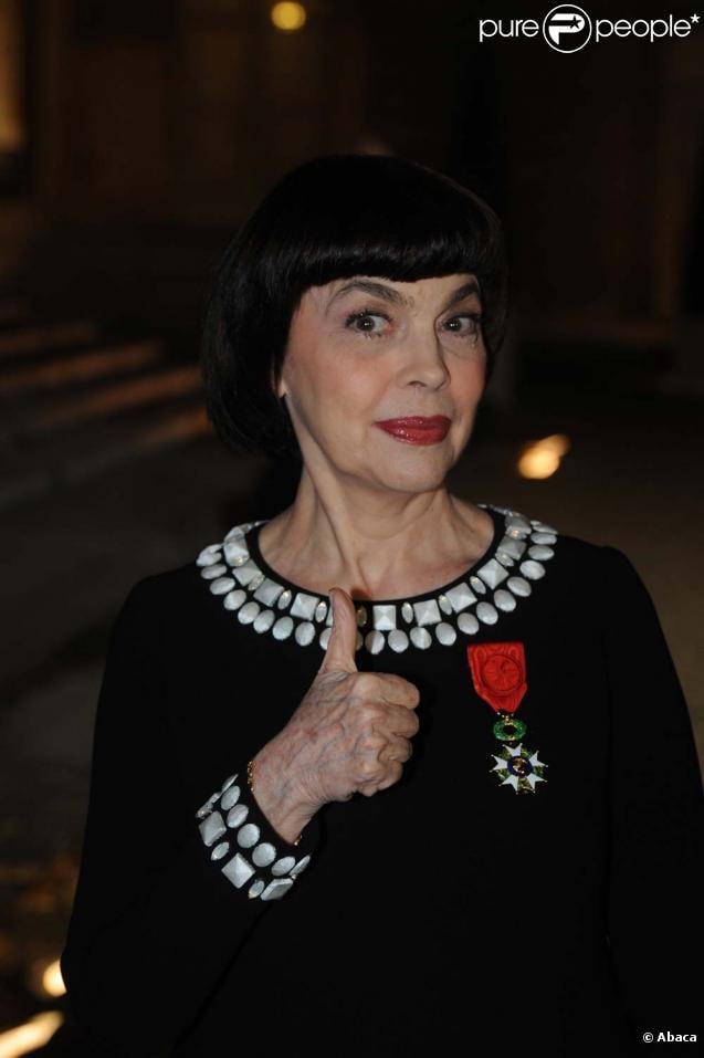 Mireille Mathieu, en famille, reçoit les insignes d'Officier de la Légion d'honneur des mains de Nicolas Sarkozy, à l'Elysée, le 26 janvier 2010