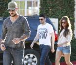 Monica Cruz et son frère Eduardo (au premier plan) se promènent à Los Angeles le 26 janvier 2011, non loin de là où leur soeur, Penélope Cruz, a accouché le 22 janvier 2011