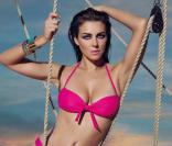 Liz Hurley, sexy comme jamais à 42 ans, pose pour les maillots Mango