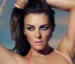 Liz Hurley, sexy comme jamais à 42 ans, pose pour les maillots Mango