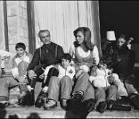 Farah Diba, son époux le shah d'Iran et leurs enfants Reza, Ali, Leila et Farahnaz. 1973