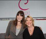 Carla Bruni avec son amie Anna pour l'inauguration de l'institut Carlota à Neuilly 