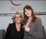 Carla Bruni Carla Bruni avec son amie Anna pour l'inauguration de l'institut Carlota à Neuilly