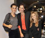 Inès de la Fressange avec ses filles Violette et Nine, le 7 septembre 2010 pour le lancement de la collection Stone pour Bonpoint.